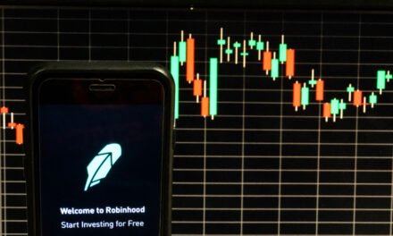 Investors need to ask: Would you rather follow Warren Buffett or the individual investors at Robinhood?