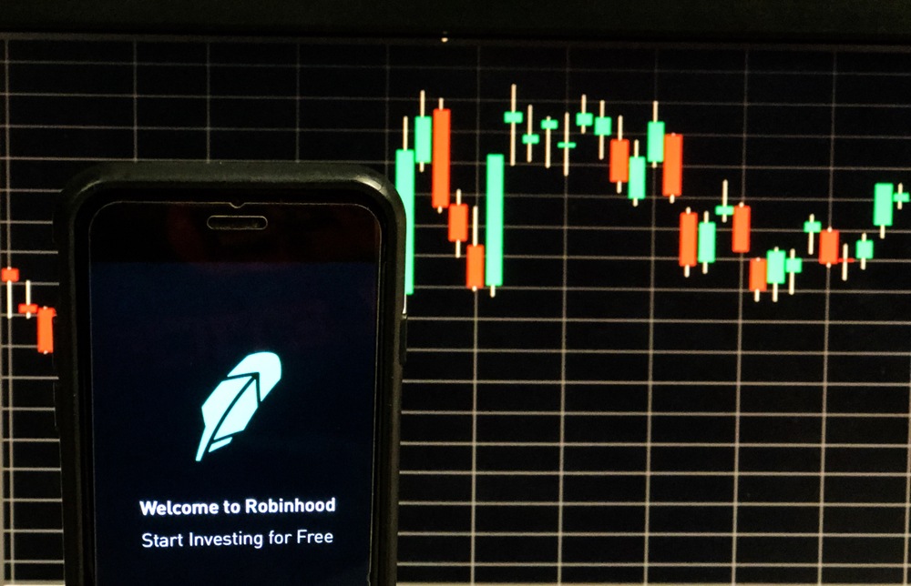 Investors need to ask: Would you rather follow Warren Buffett or the individual investors at Robinhood?
