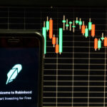 Investors need to ask: Would you rather follow Warren Buffett or the individual investors at Robinhood?